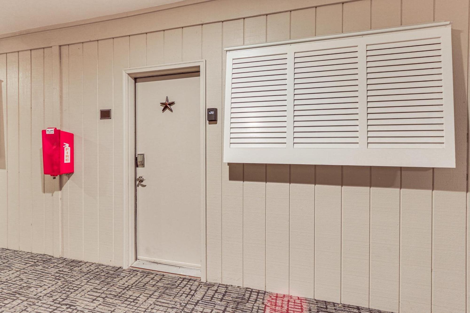 Coastal With Pool And Direct Access! Apartment