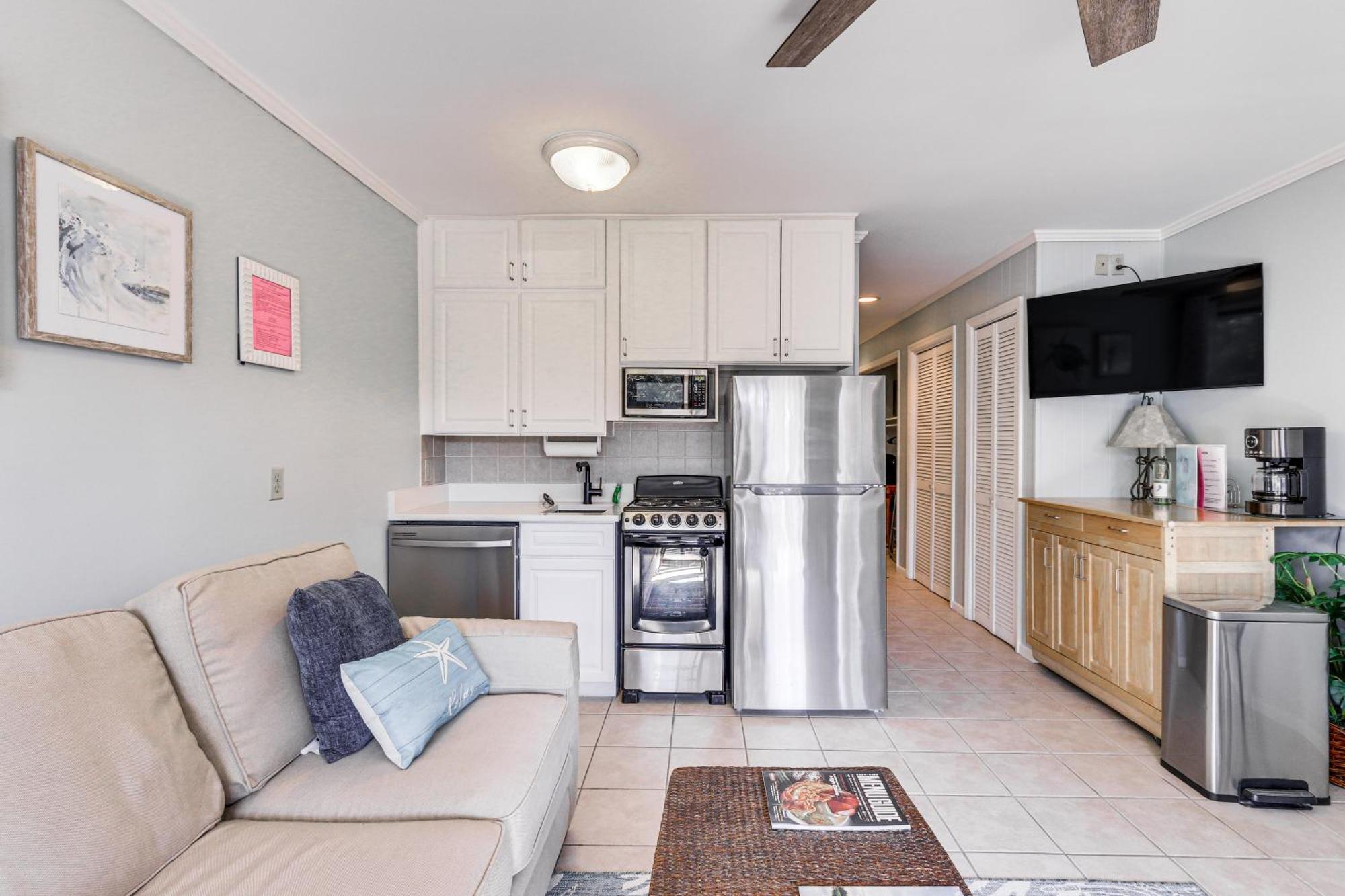 Coastal With Pool And Direct Access!